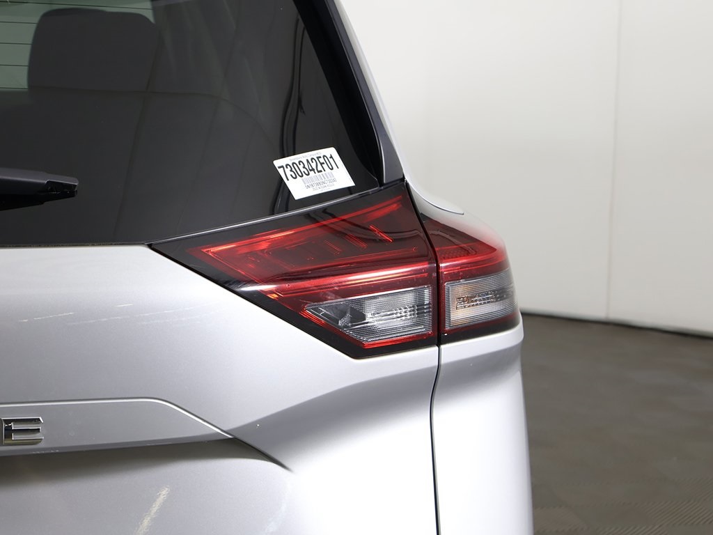 2022 Nissan Rogue SV photo 12
