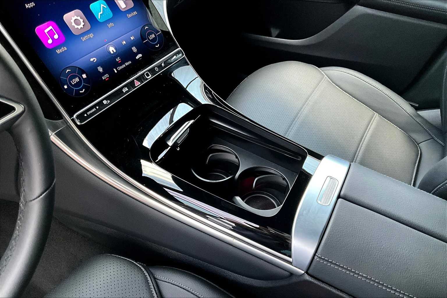 2025 Mercedes Benz GLC 300 photo 9