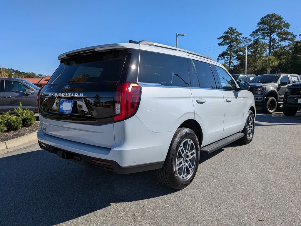 2025 Ford Expedition photo 4