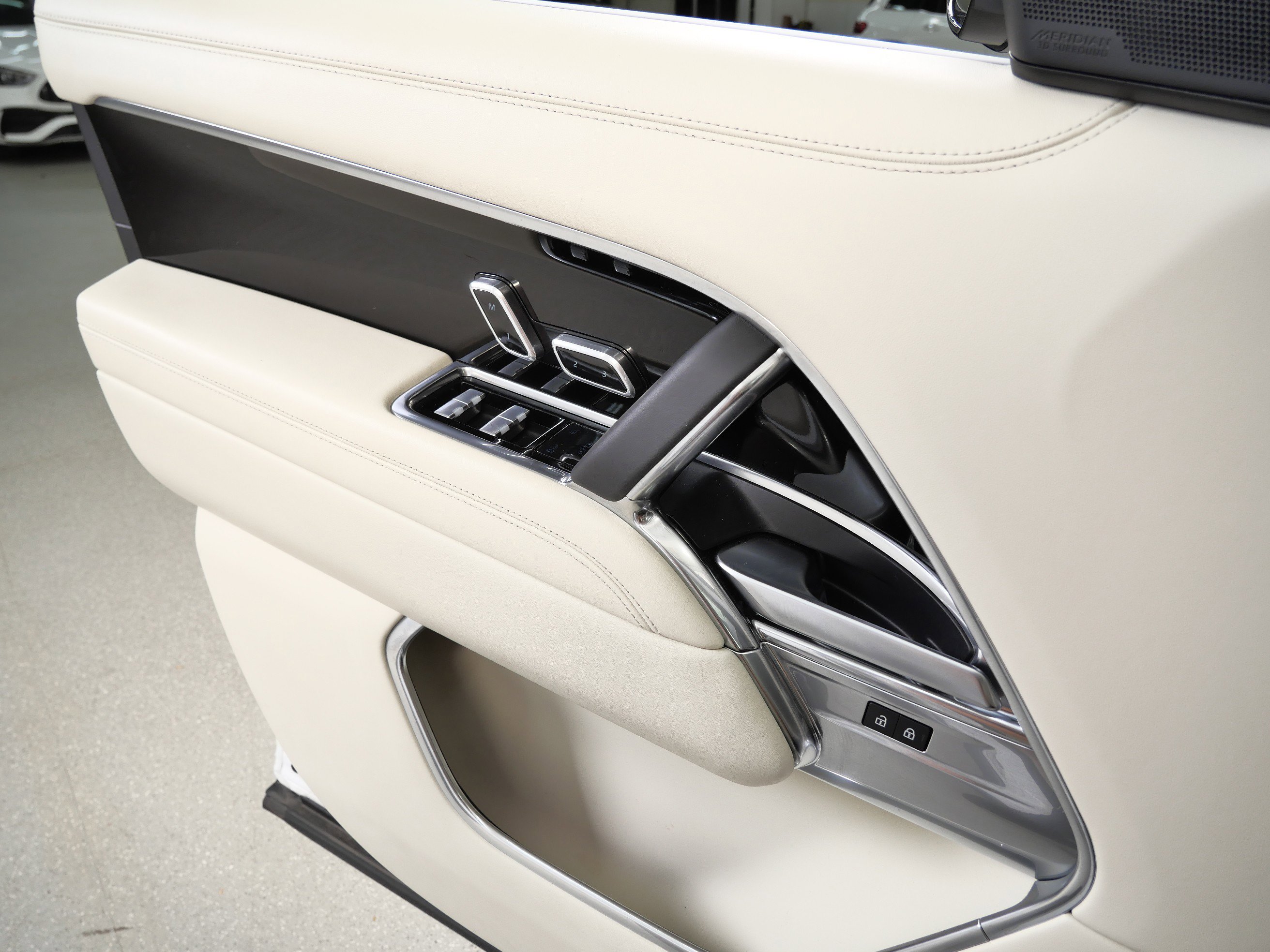 2024 Land Rover Range Rover SE photo 24