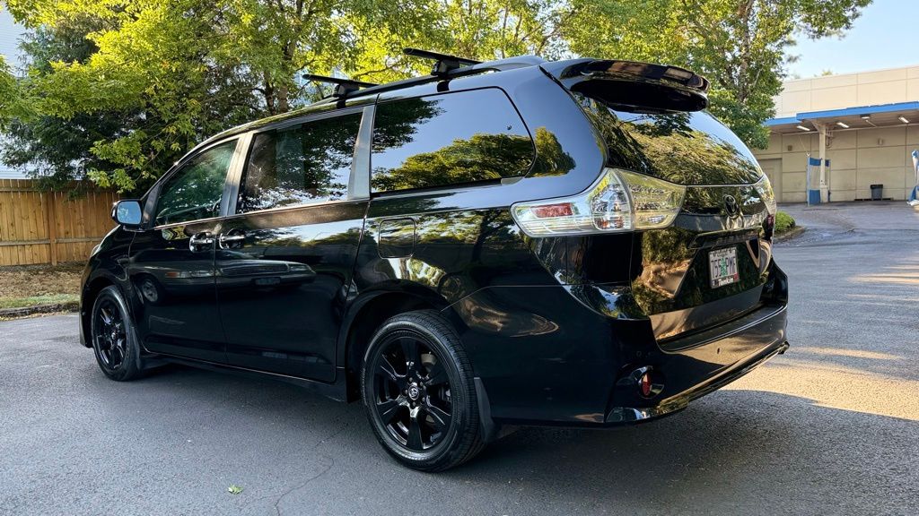 2020 Toyota Sienna SE Premium photo 5