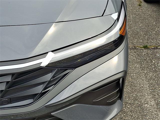 2025 Hyundai Elantra SE photo 4