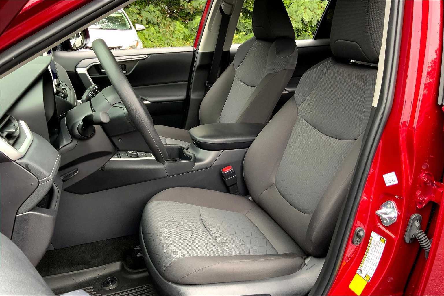 2025 Toyota RAV4 Hybrid XLE photo 4