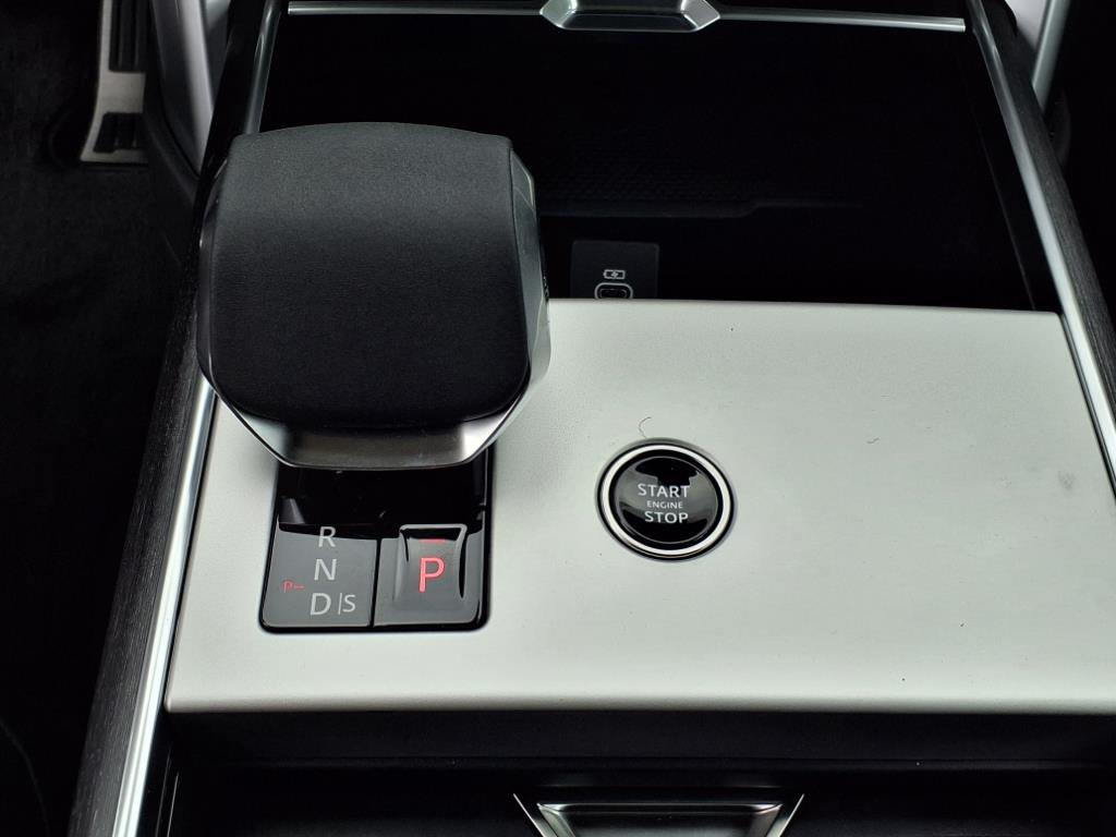 2025 Land Rover Range Rover SE photo 12