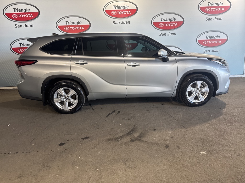 2022 Toyota Highlander LE photo 4
