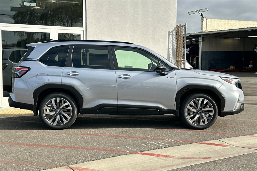 2025 Subaru Forester Touring photo 3