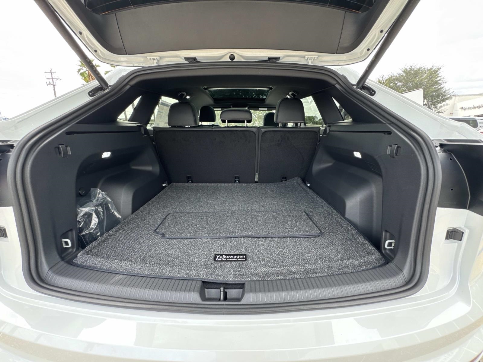 2026 Volkswagen Atlas Cross Sport SEL R-Line photo 5