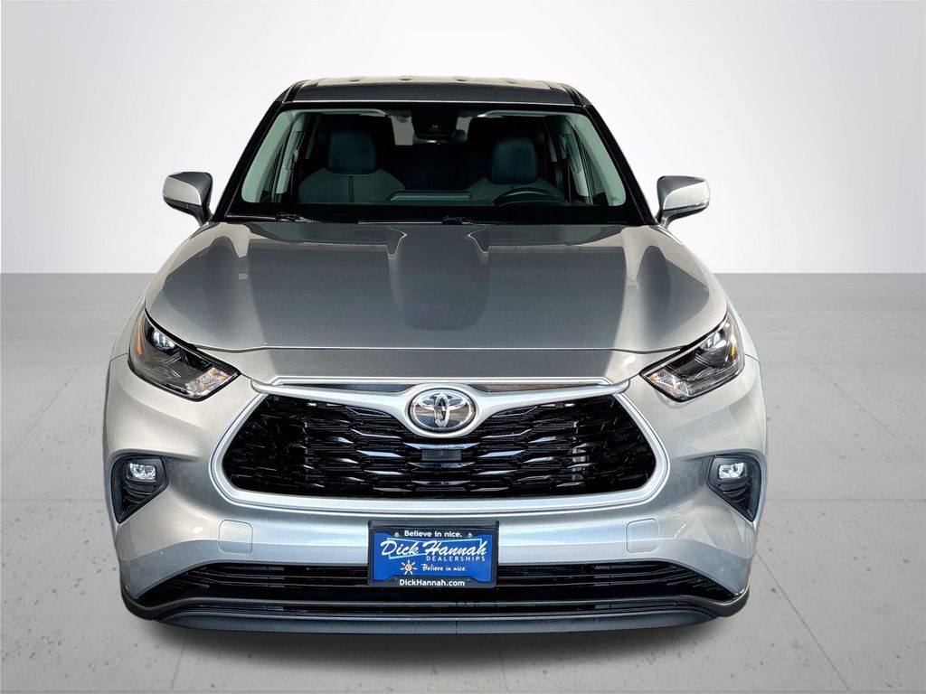 2024 Toyota Highlander LE photo 3