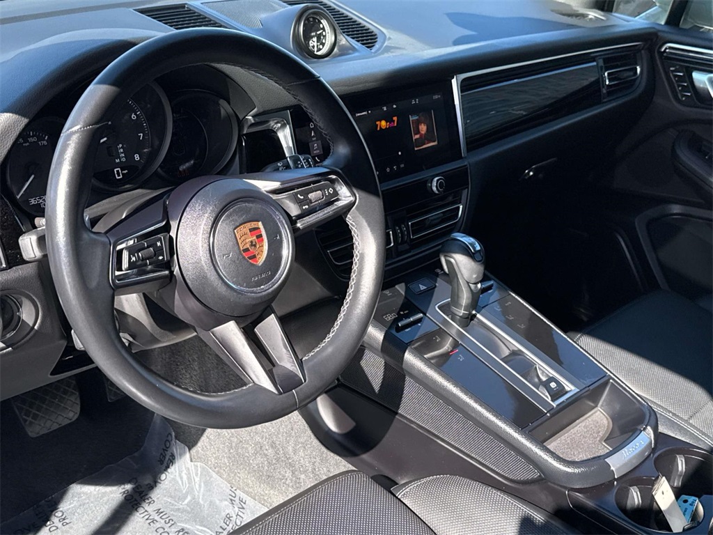 2022 Porsche Macan Base photo 2