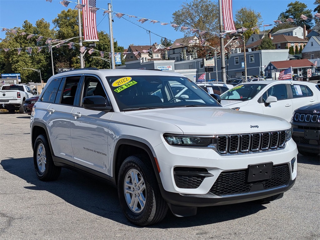2023 Jeep Grand Cherokee Laredo photo 3