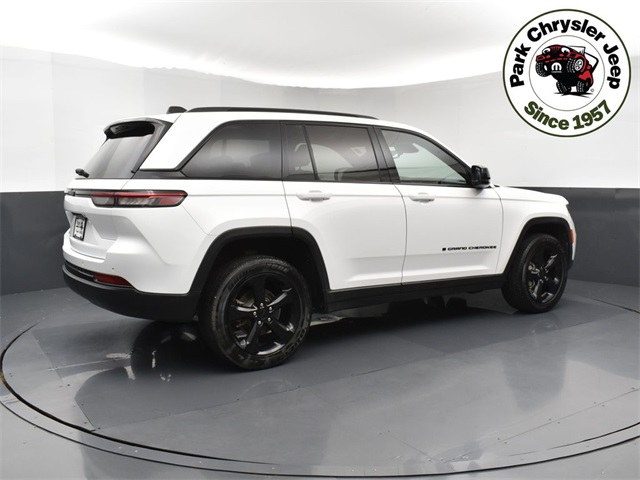 2023 Jeep Grand Cherokee Laredo Altitude photo 3