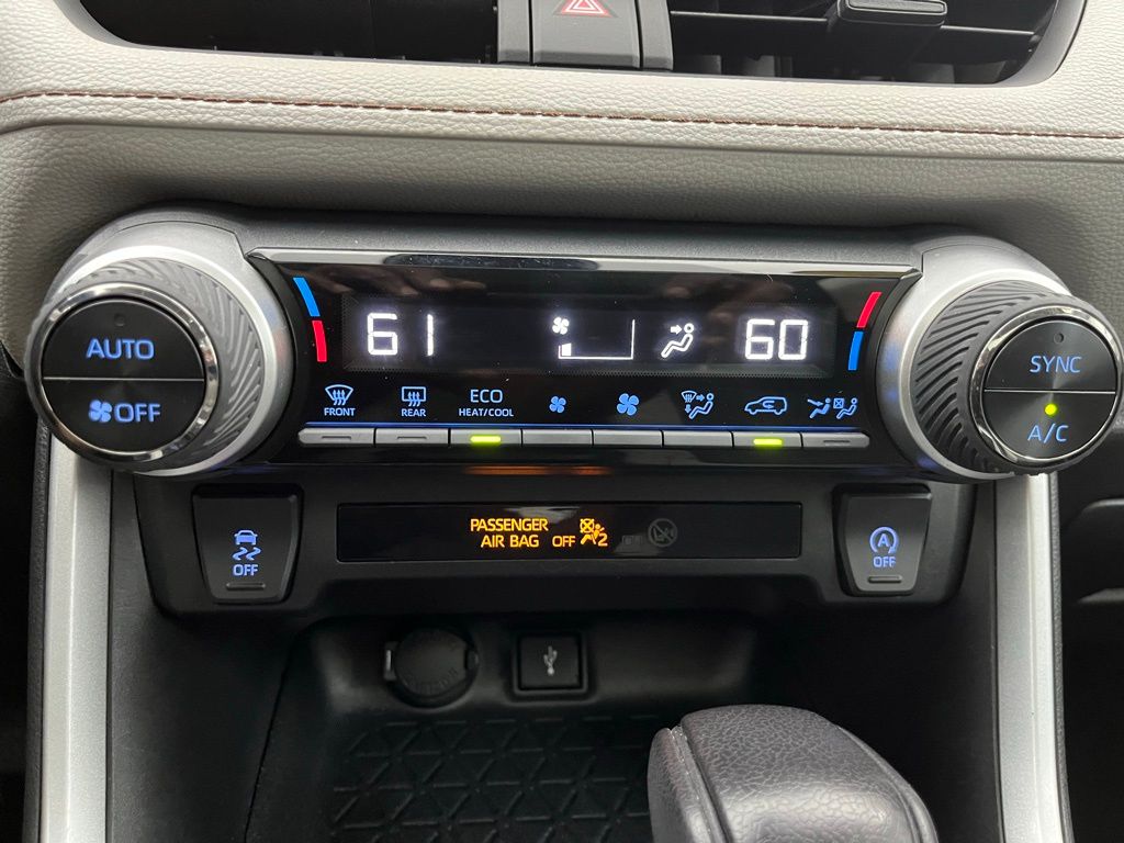2021 Toyota RAV4 XLE photo 14