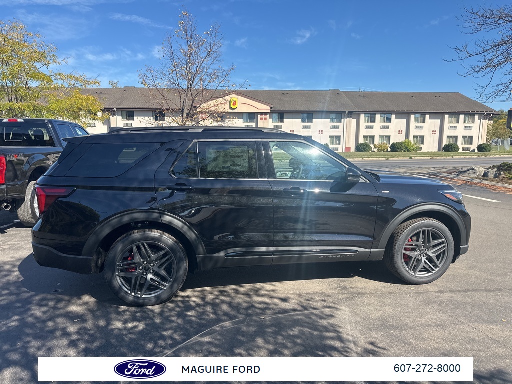 2025 Ford Explorer ST-Line photo 2