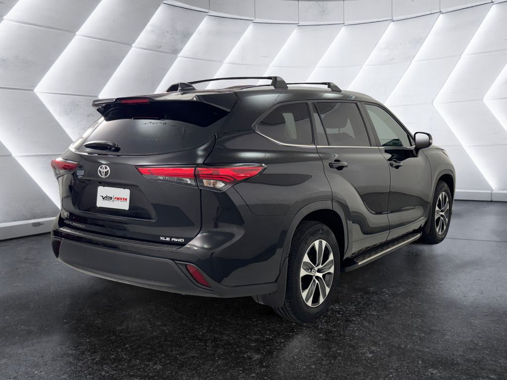 2023 Toyota Highlander XLE photo 2