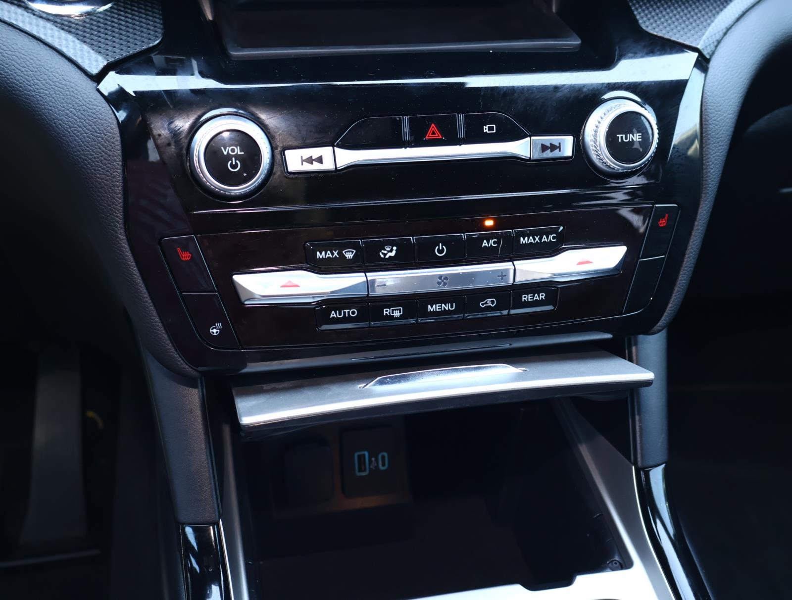 2023 Ford Explorer ST-Line photo 27