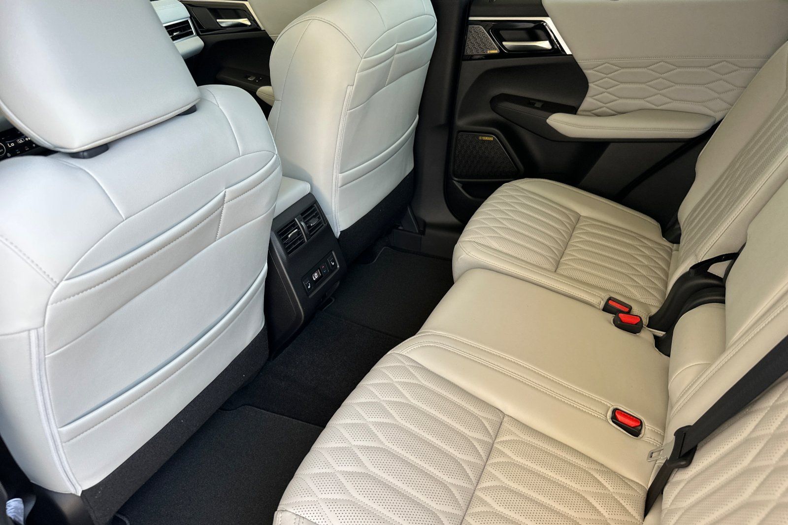 2025 Mitsubishi Outlander SEL photo 11