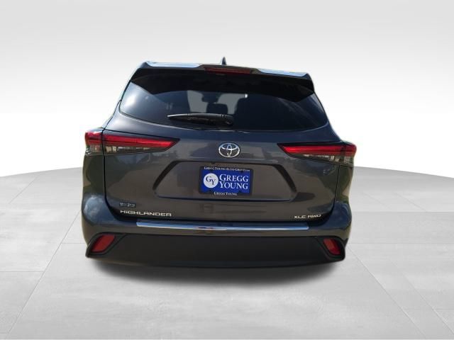 2021 Toyota Highlander XLE photo 4