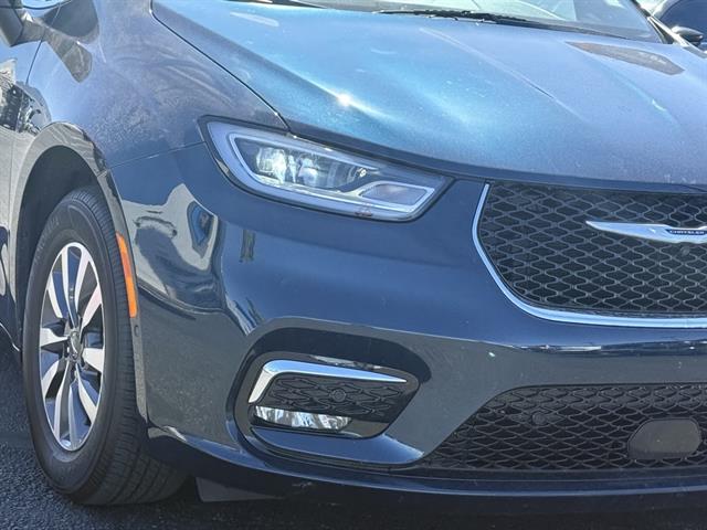 2023 Chrysler Pacifica Hybrid Touring L photo 2
