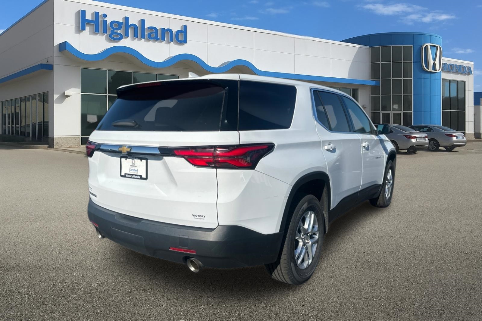 2022 Chevrolet Traverse LS photo 2