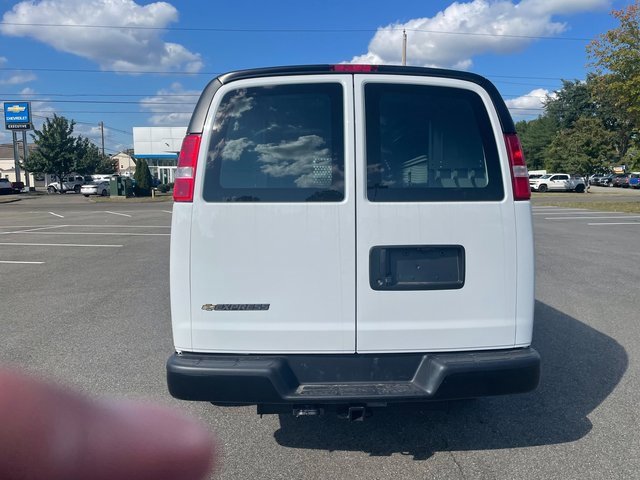 2025 Chevrolet Express Cargo 3500 photo 3