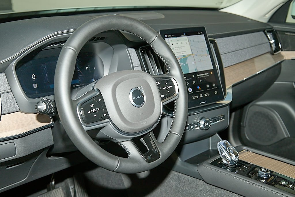 2025 VOLVO XC90 - Image 12