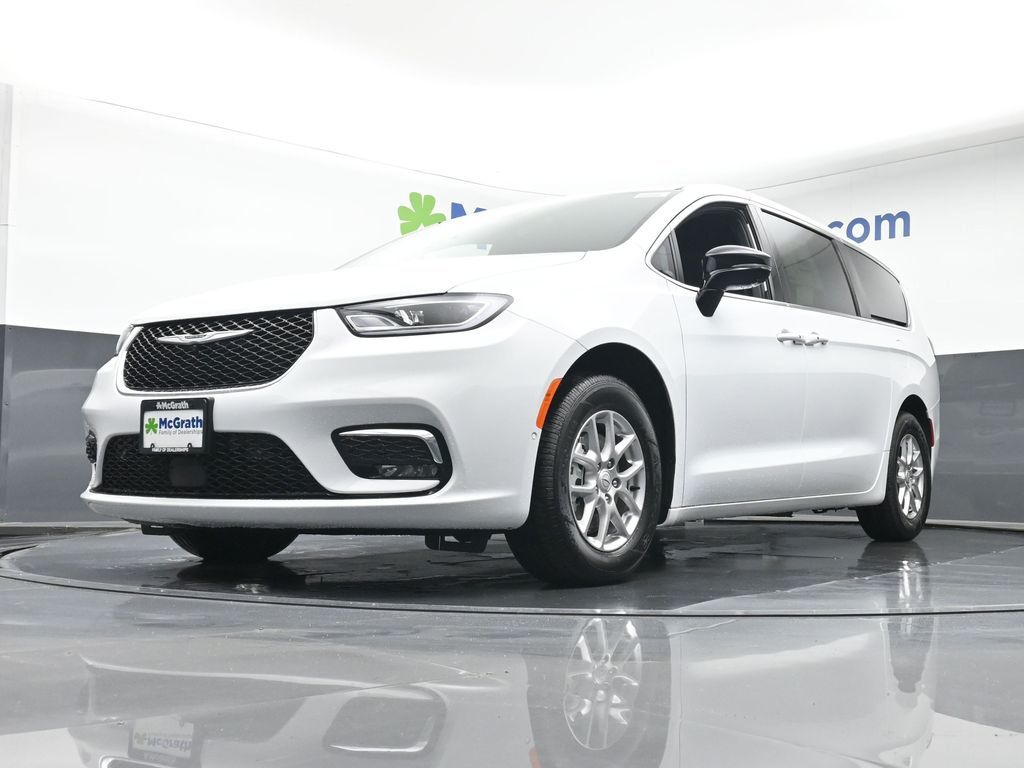 2026 Chrysler Pacifica photo 4