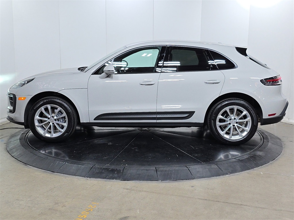 2025 Porsche Macan T photo 10