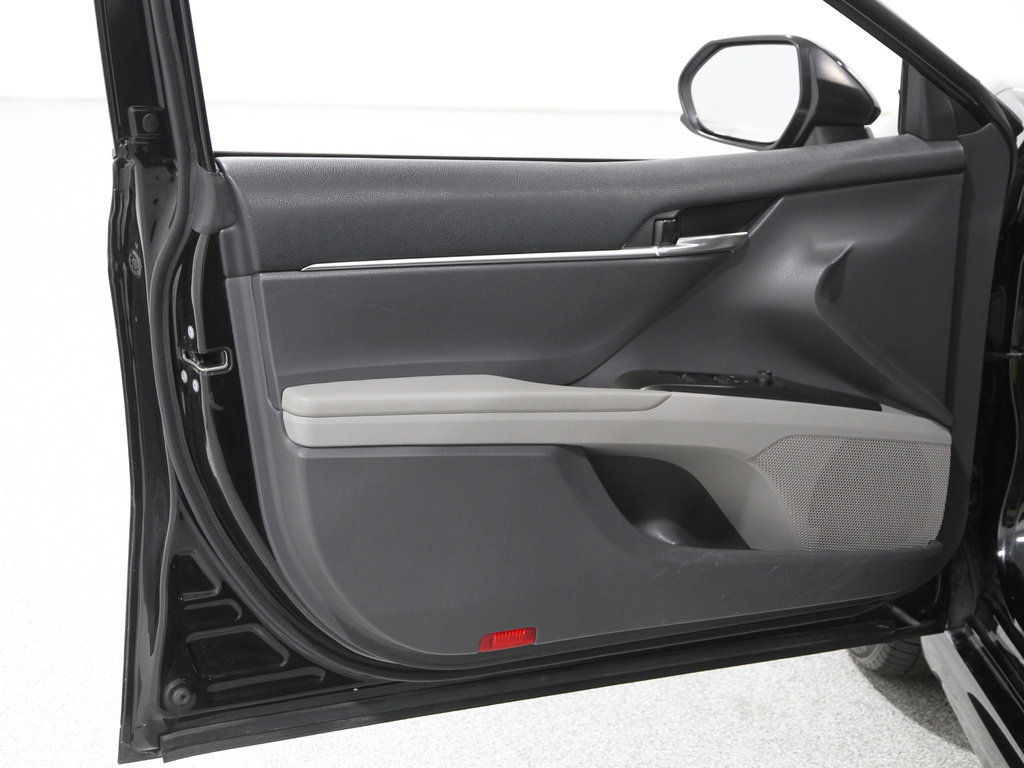 2021 Toyota Camry SE photo 2