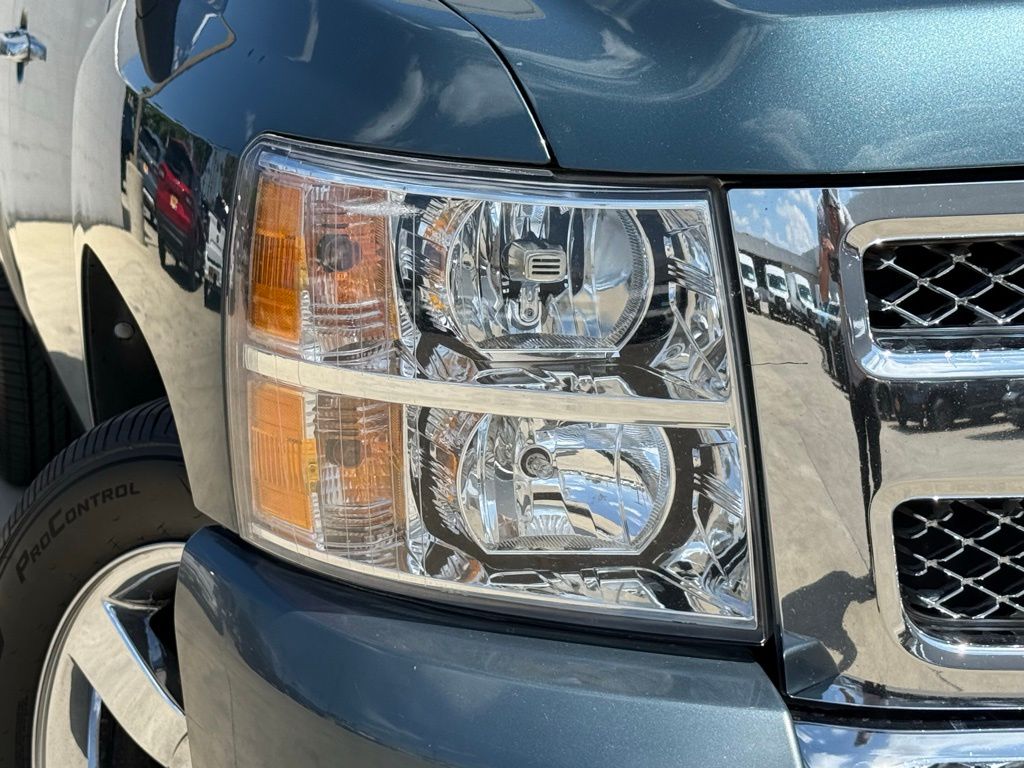 2009 Chevrolet Silverado 1500 LT photo 3