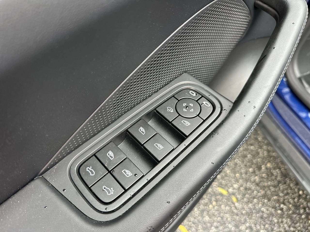 2024 Porsche Macan 4 Electric photo 17