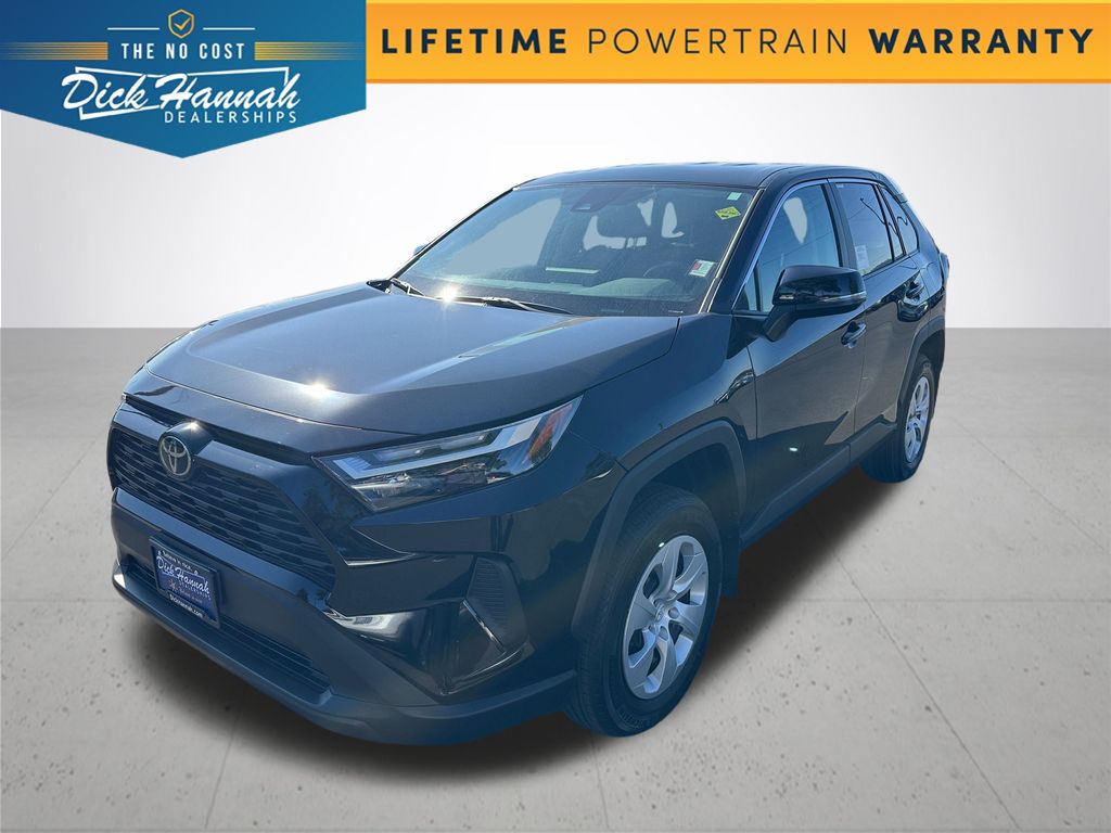 2025 Toyota RAV4 LE's photo