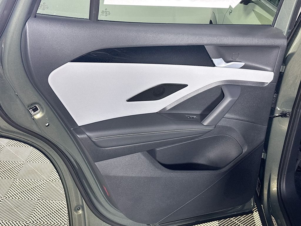 2025 Volkswagen Tiguan SE R-Line Black photo 17