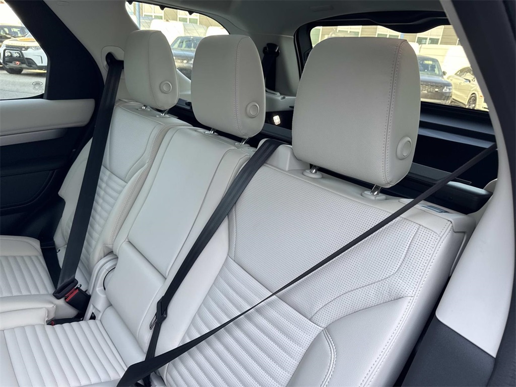 2026 Land Rover Discovery photo 15