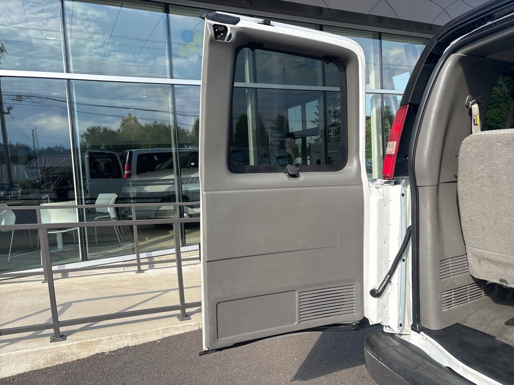 2016 Chevrolet Express 3500 Passenger Van photo 13