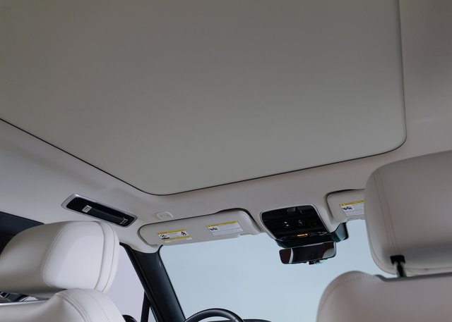 2025 Land Rover Range Rover SE photo 6