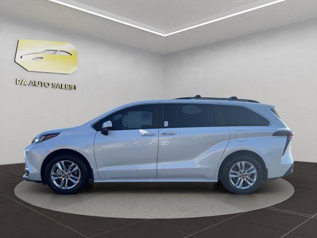 2025 Toyota Sienna XLE photo 2
