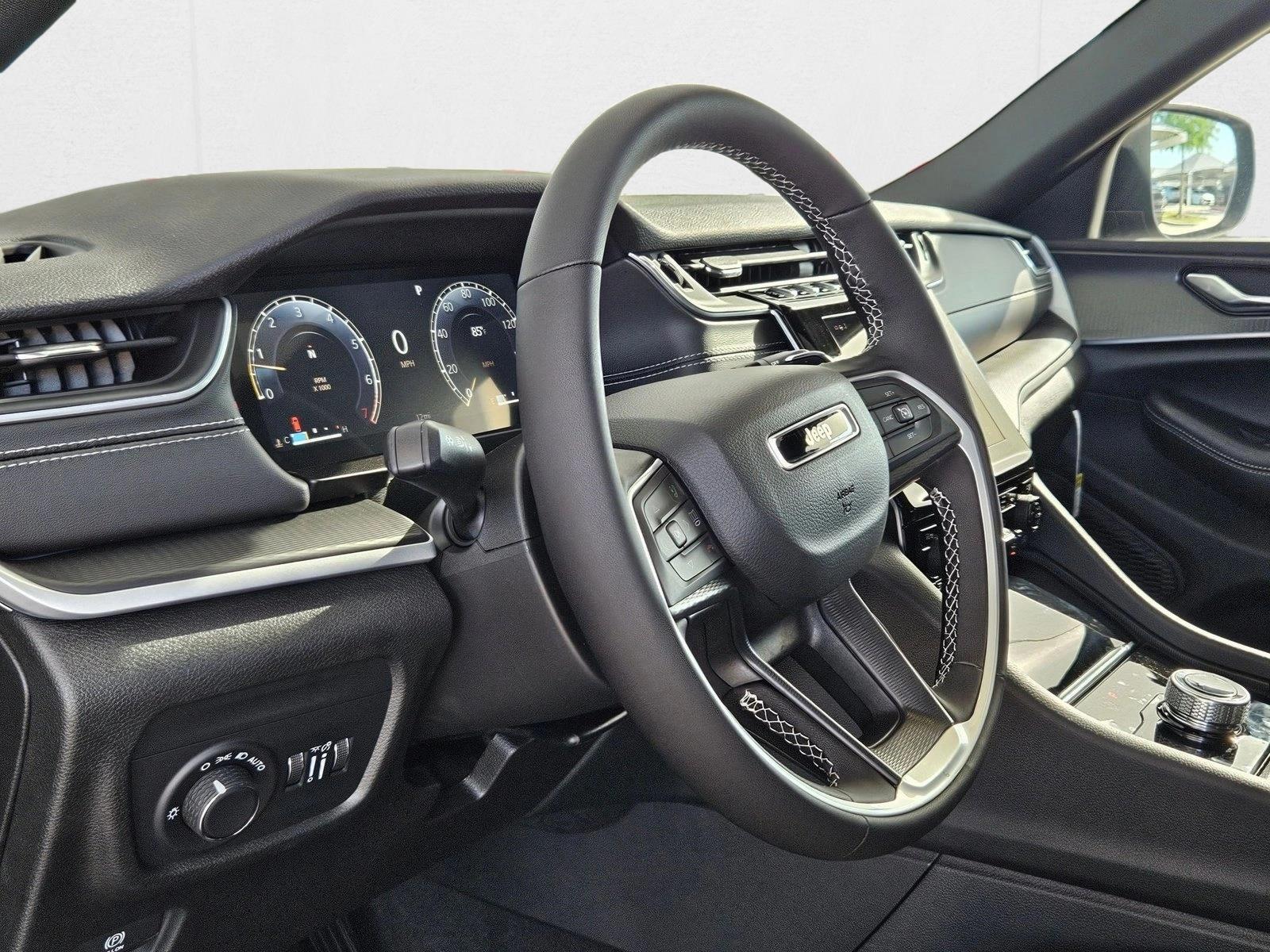 2025 Jeep Grand Cherokee Laredo X photo 3