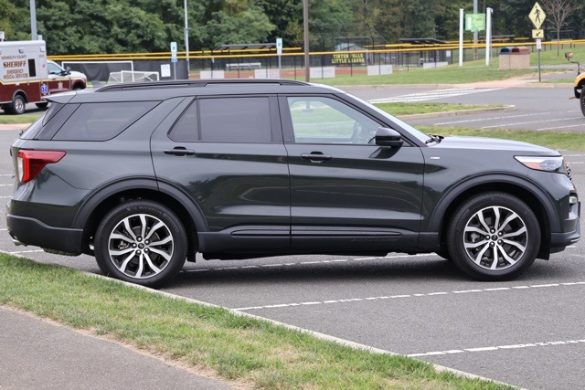 2022 Ford Explorer ST-Line photo 2