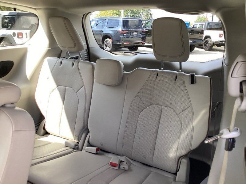 2018 Chrysler Pacifica Limited photo 12