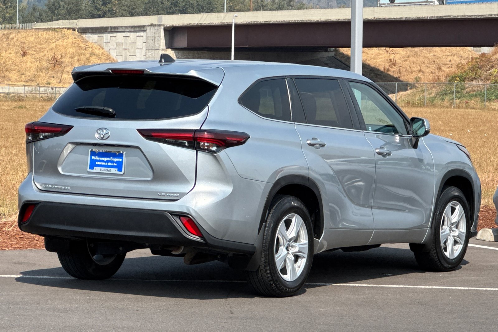 2024 Toyota Highlander LE photo 2