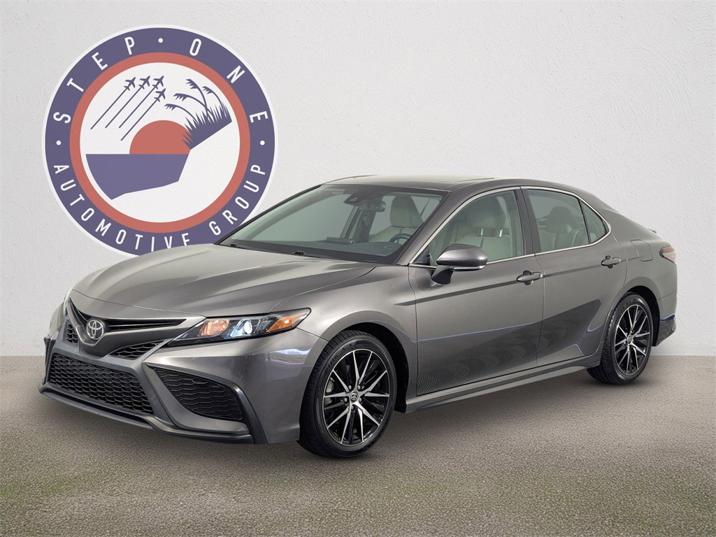 2022 Toyota Camry SE photo 2