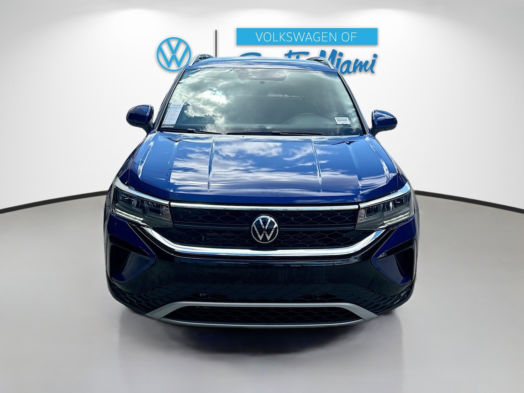 2022 Volkswagen Taos SE photo 2