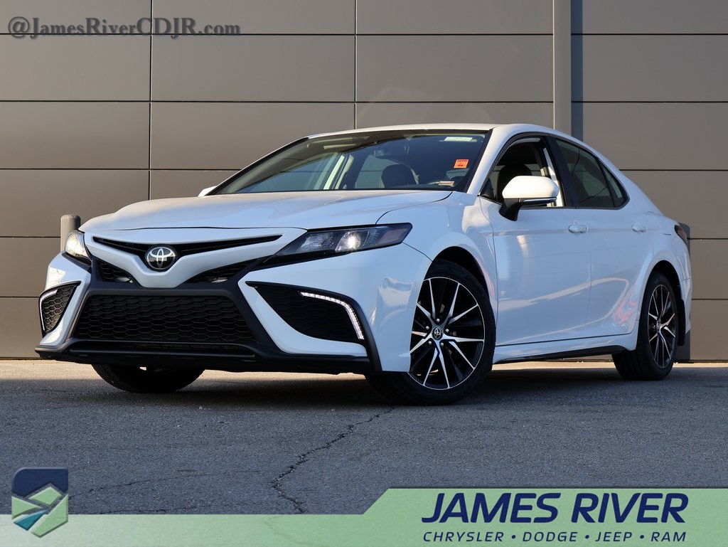 2024 Toyota Camry SE's photo