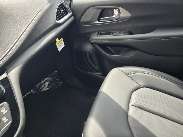 2026 Chrysler Pacifica photo 16