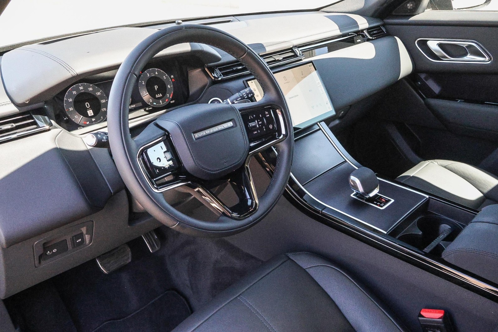 2026 Land Rover Range Rover Velar SE photo 17