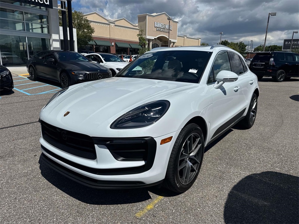 2024 Porsche Macan Base photo 3