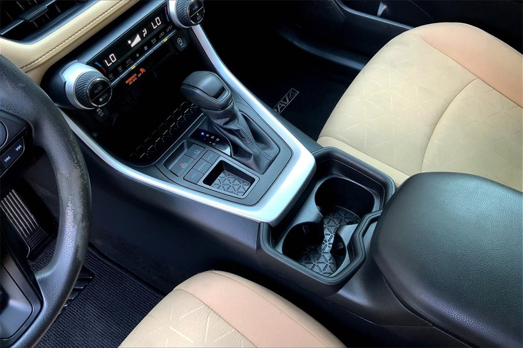 2021 Toyota RAV4 XLE photo 16