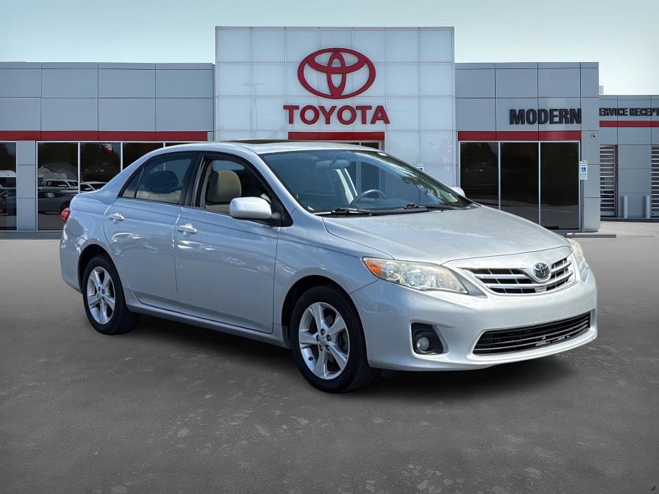 2013 Toyota Corolla LE photo 2