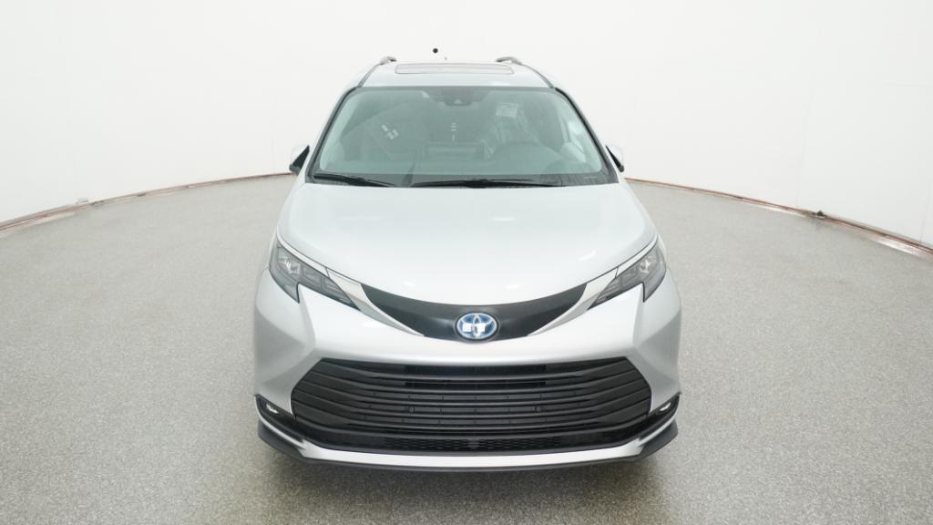 2025 Toyota Sienna XLE photo 2