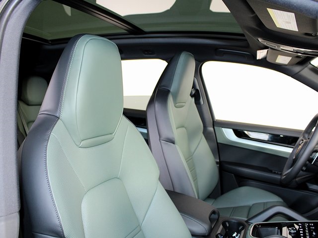 2025 Porsche Cayenne S photo 25